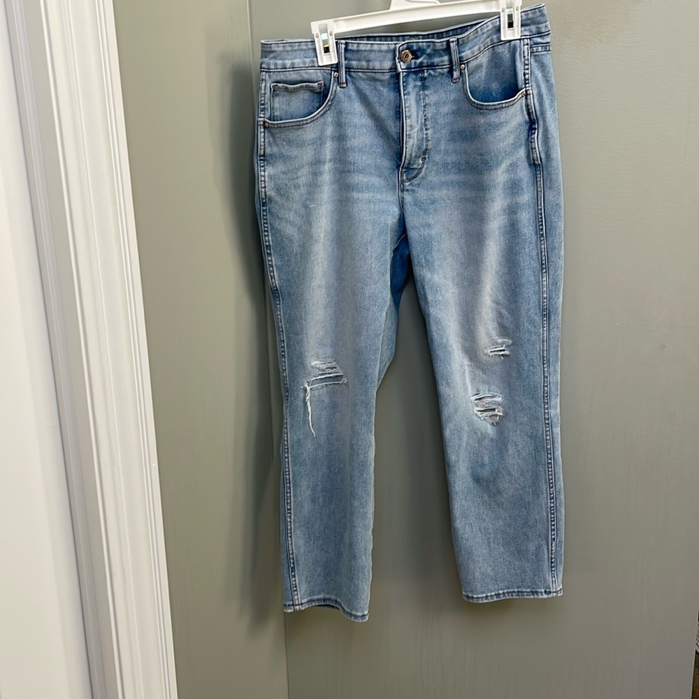 Sise 12 sculpt distressed White House Black Market straight cropped jeans